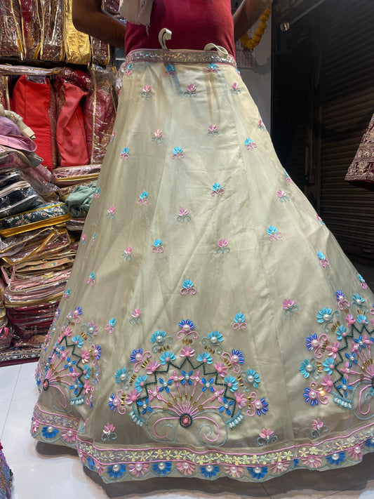 Impresionante lehenga PDP de color verde, hecha a pedido en cualquier color