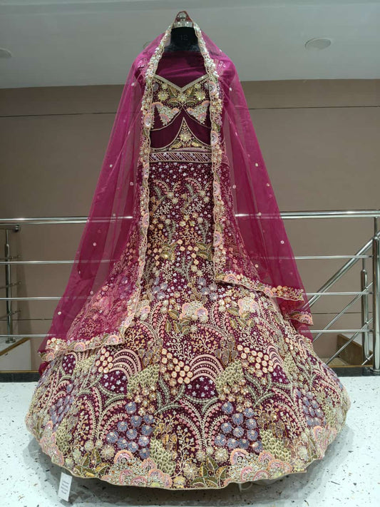 Encantadora lehenga de diseño con flores color granate