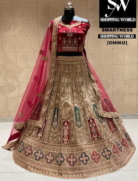 Atractiva lehenga nupcial dorada de Chiku