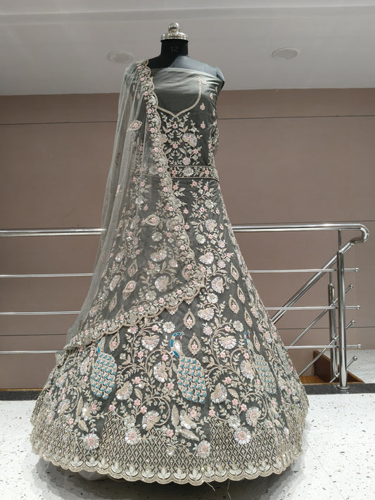 Fantástica lehenga de pavo real gris y negro