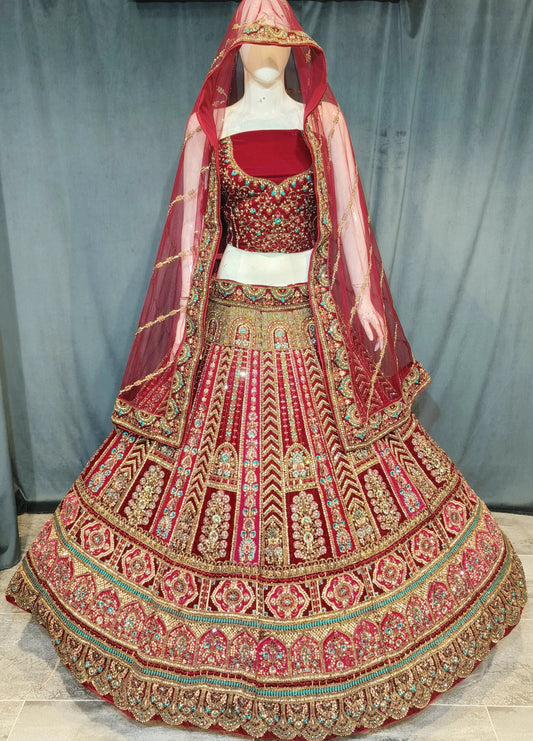 Elegante lehenga nupcial en color rosa y rojo