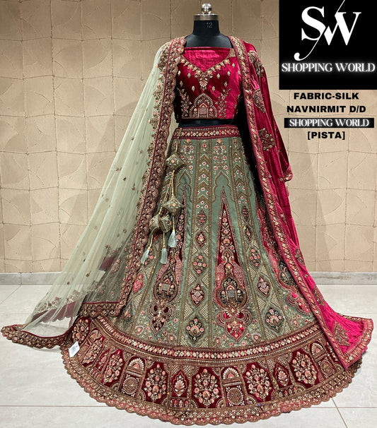 Elegante lehenga nupcial de color verde pistacho con diseño de pavo real