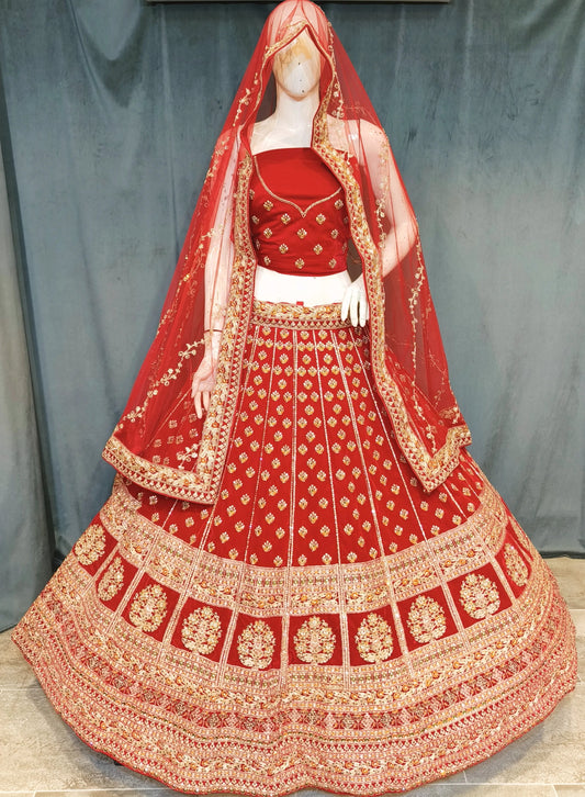 Lehenga nupcial Sabyasachi de color rojo llamativo