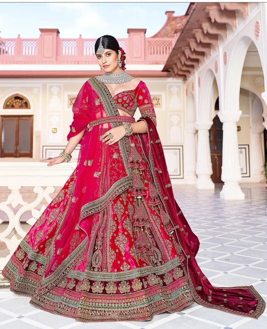 Fantástica lehenga nupcial de doble duptta en color rosa oscuro