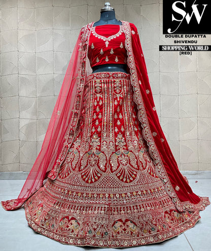 Fantástica lehenga nupcial con doble dupatta y estampado de pavo real