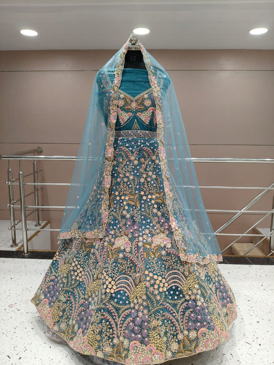 Lehenga de diseño con flores azules llamativas