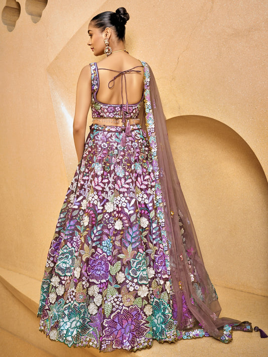 Lehenga majestuosa con flores moradas