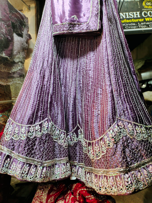 Majestuosa lehenga con trabajo en secuencia violeta y púrpura