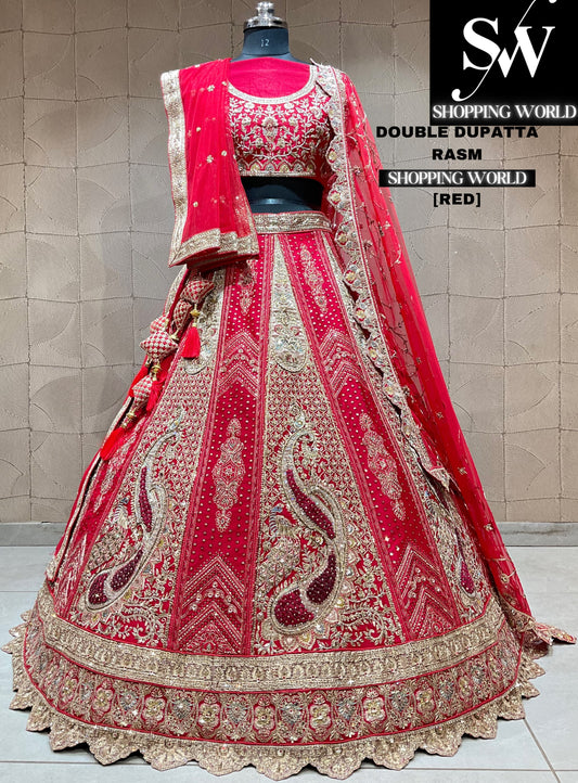 Lehenga nupcial majestuosa con pavo real rojo