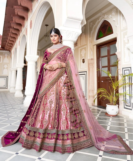 Lehenga de novia de diseño en color rosa pastel con doble capa tipo duptta