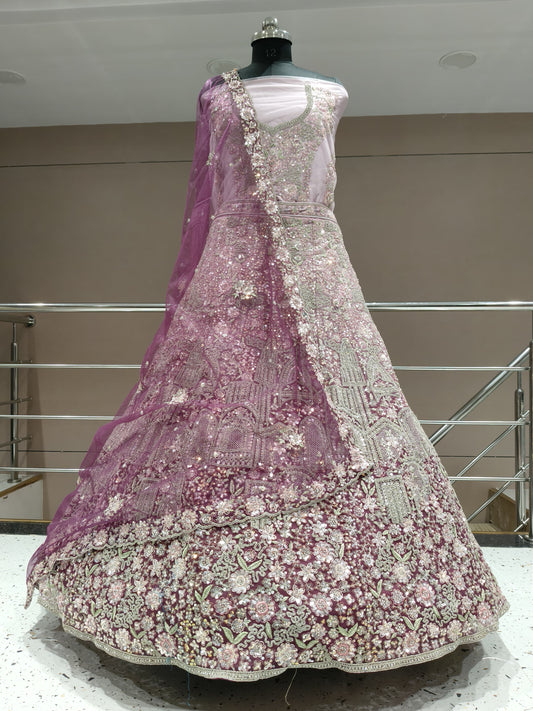 Lehenga floral con llamativas flores rosas