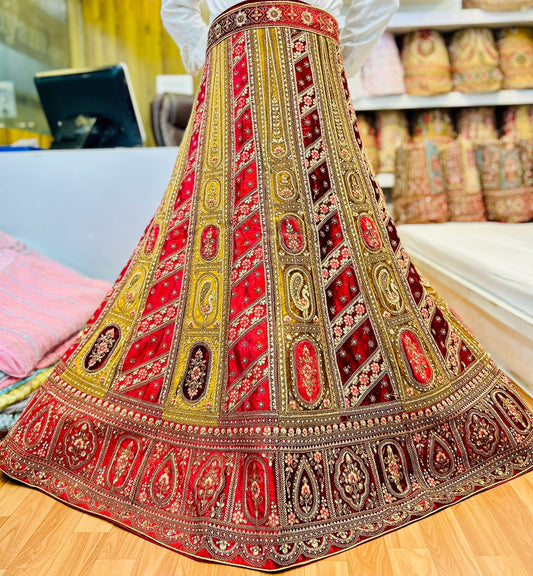 Fabuloso lehenga nupcial color granate pavo real