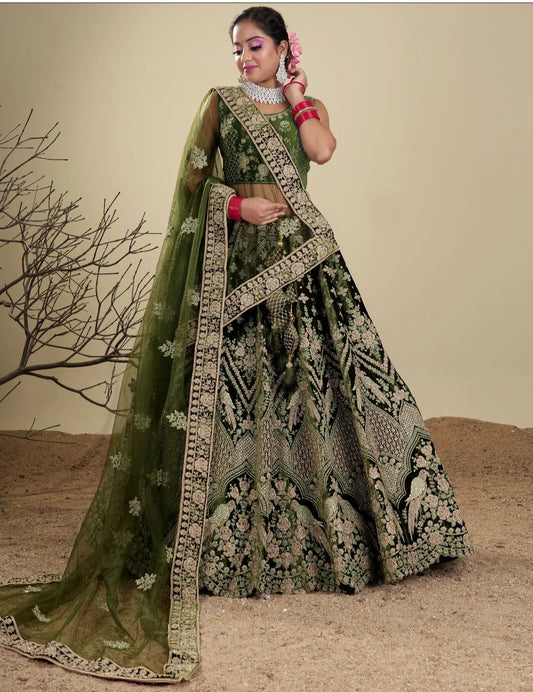 Atractiva lehenga de novia de color verde oscuro