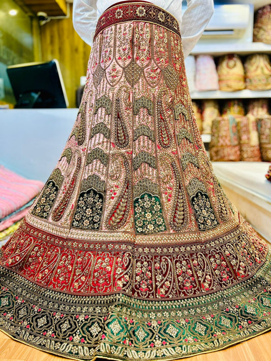 Hermosa lehenga nupcial color rosa marfil y granate pavo real