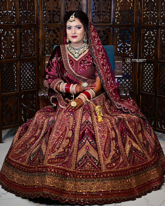 Lehenga nupcial color granate real para una clienta satisfecha