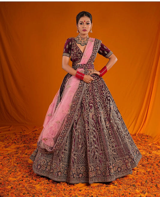 Preciosa lehenga nupcial color pavo real granate