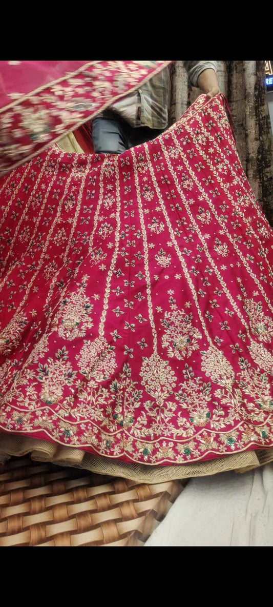 Lehenga hecha a mano en color rosa magenta