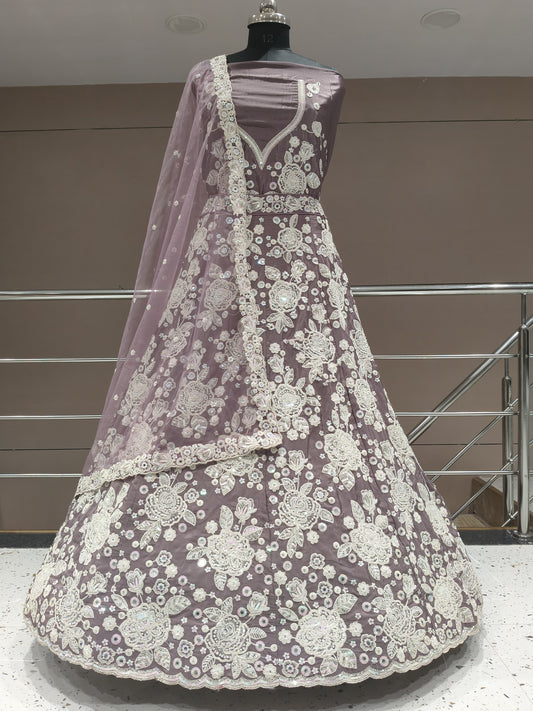 Atractiva lehenga floral con flores de color violeta polvoriento