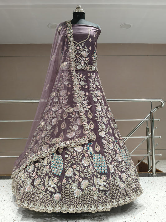 Lehenga de diseñador en tonos morados, violetas y lavanda, de estilo femenino