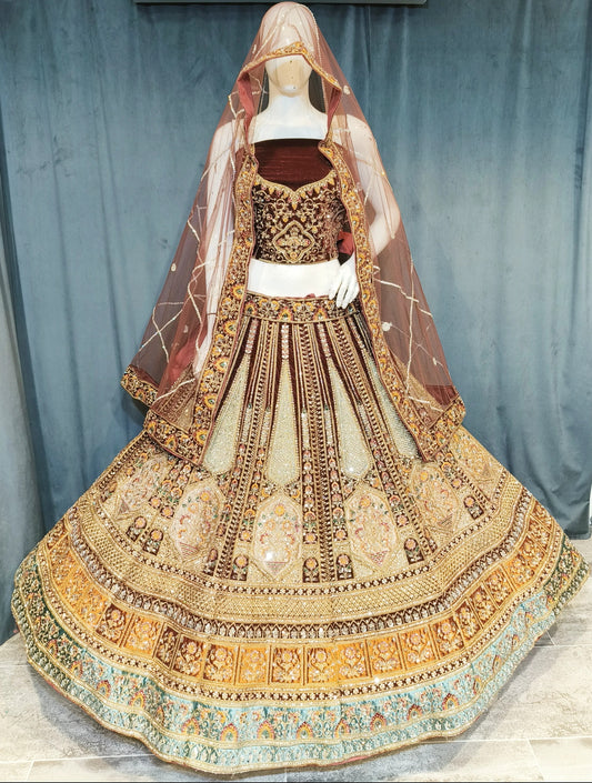 Fantástica lehenga nupcial dorada y granate