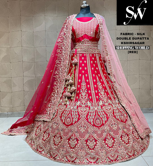 Increíble lehenga nupcial con estampado de pavo real rojo