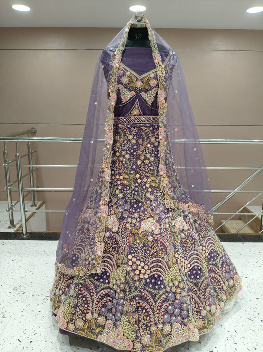 Hermosa lehenga con diseño floral de color morado