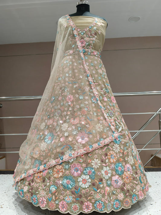 Khoobsurat lehenga floral de flores beige claro