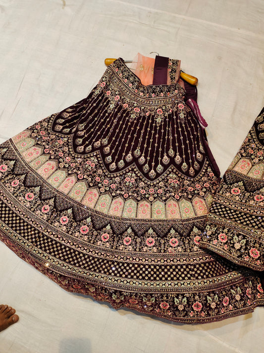 Famoso jhumka violeta púrpura lehenga