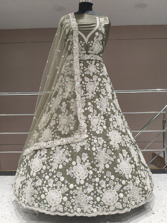 Lehenga floral con majestuosa flor verde mehendi