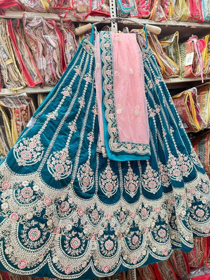 Lehenga azul y rosa con corte en contraste