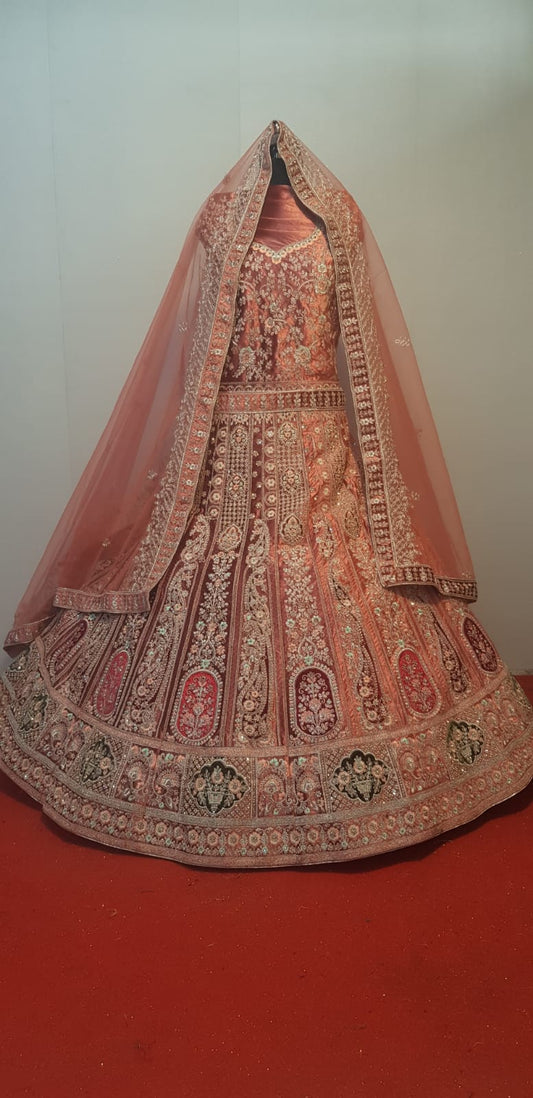 Preciosa lehenga nupcial en color rosa melocotón oxidado