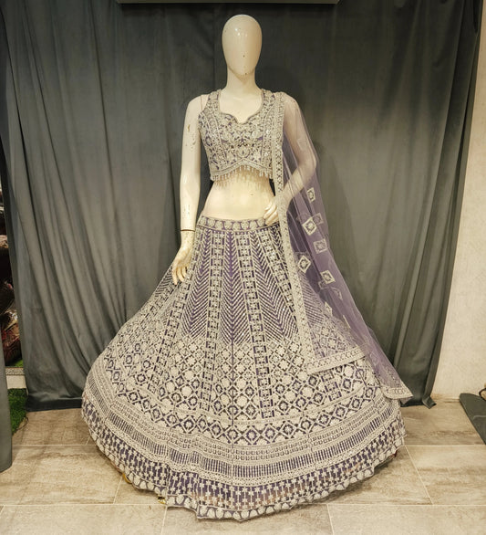 Impresionante lehenga con top corto morado violeta