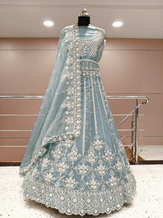 Lehenga de diseño de niña azul