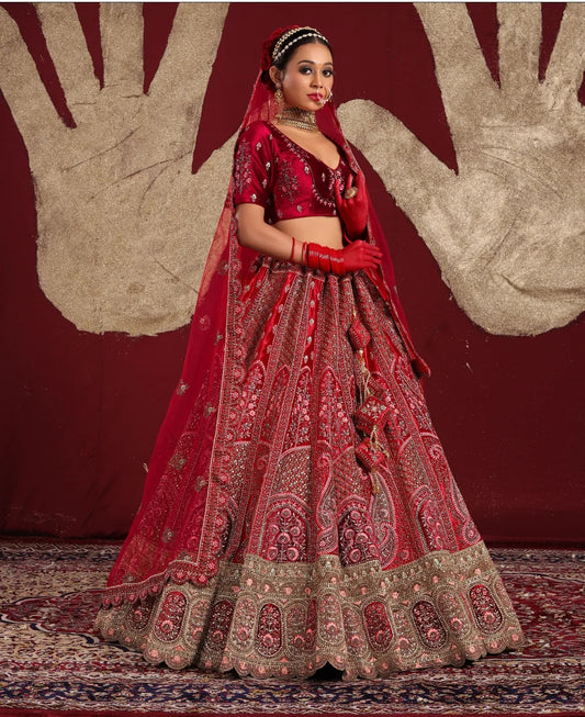 Impresionante lehenga nupcial color granate pavo real