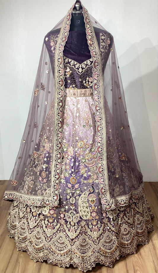 Lehenga de pavo real morado muy bonita