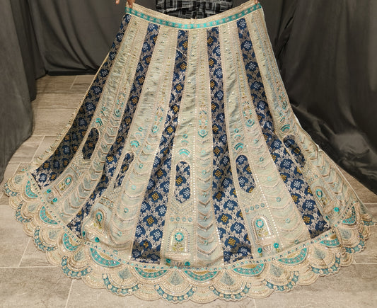 Fantástica blusa corta tipo lehenga de color azul crema