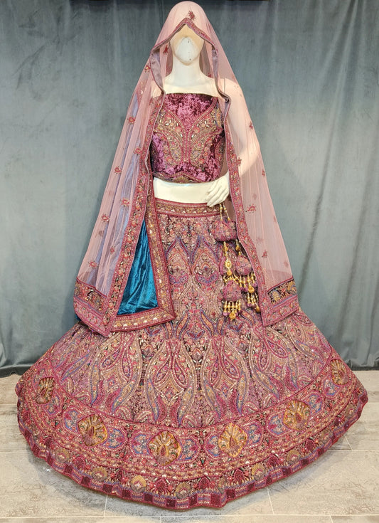 Lehenga nupcial con doble dupatta en color granate glamoroso