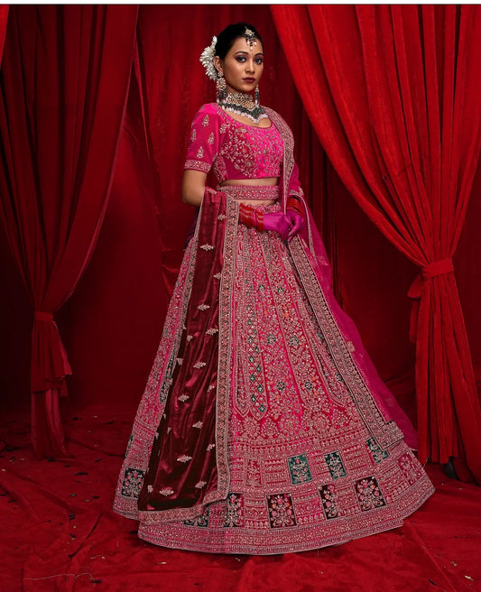 Preciosa lehenga de novia de color rosa oscuro con doble duptta