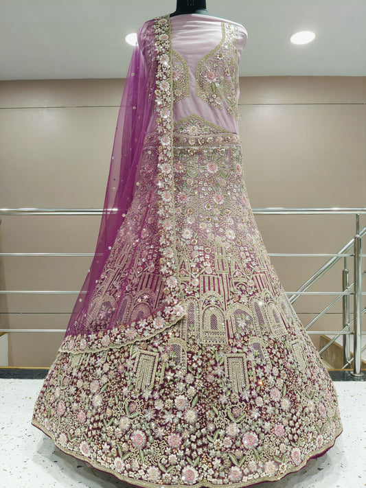 Fantástica lehenga floral con flores de color rosa bebé