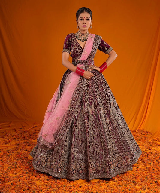 Fabuloso lehenga nupcial color granate pavo real