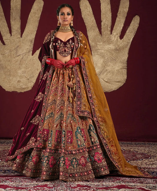 Fabuloso lehenga nupcial de estilo dupatta doble color mostaza y granate de pavo real