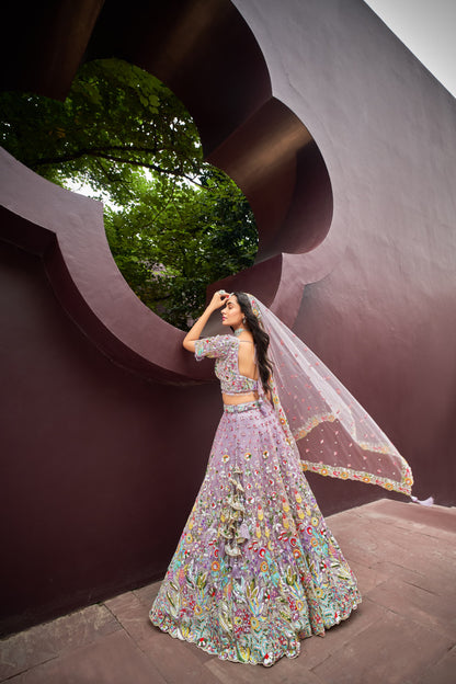 Lehenga majestuosa de color rosa lavanda para niña