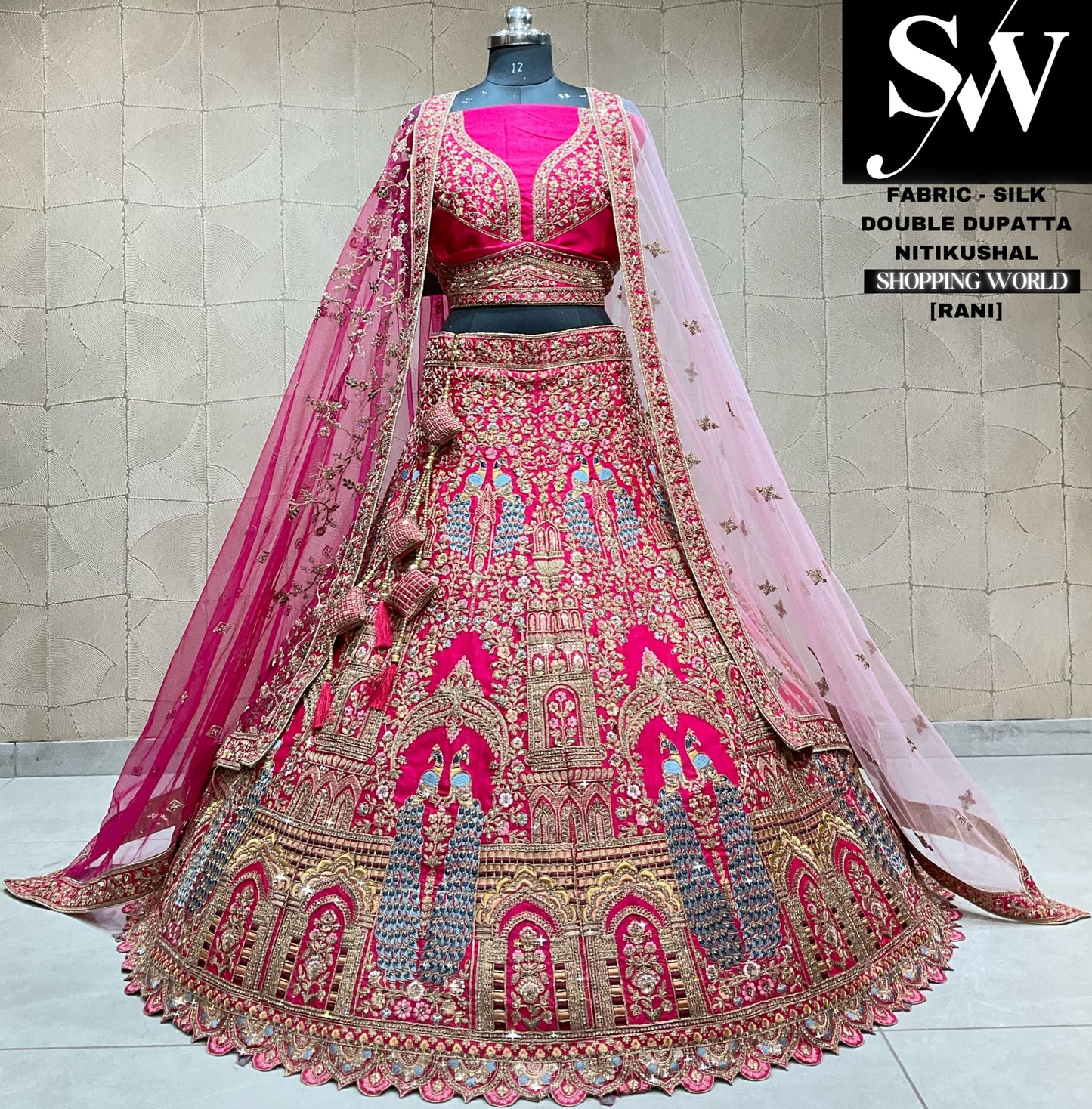 Increíble lehenga nupcial con doble dupatta y estampado de pavo real rosa rani