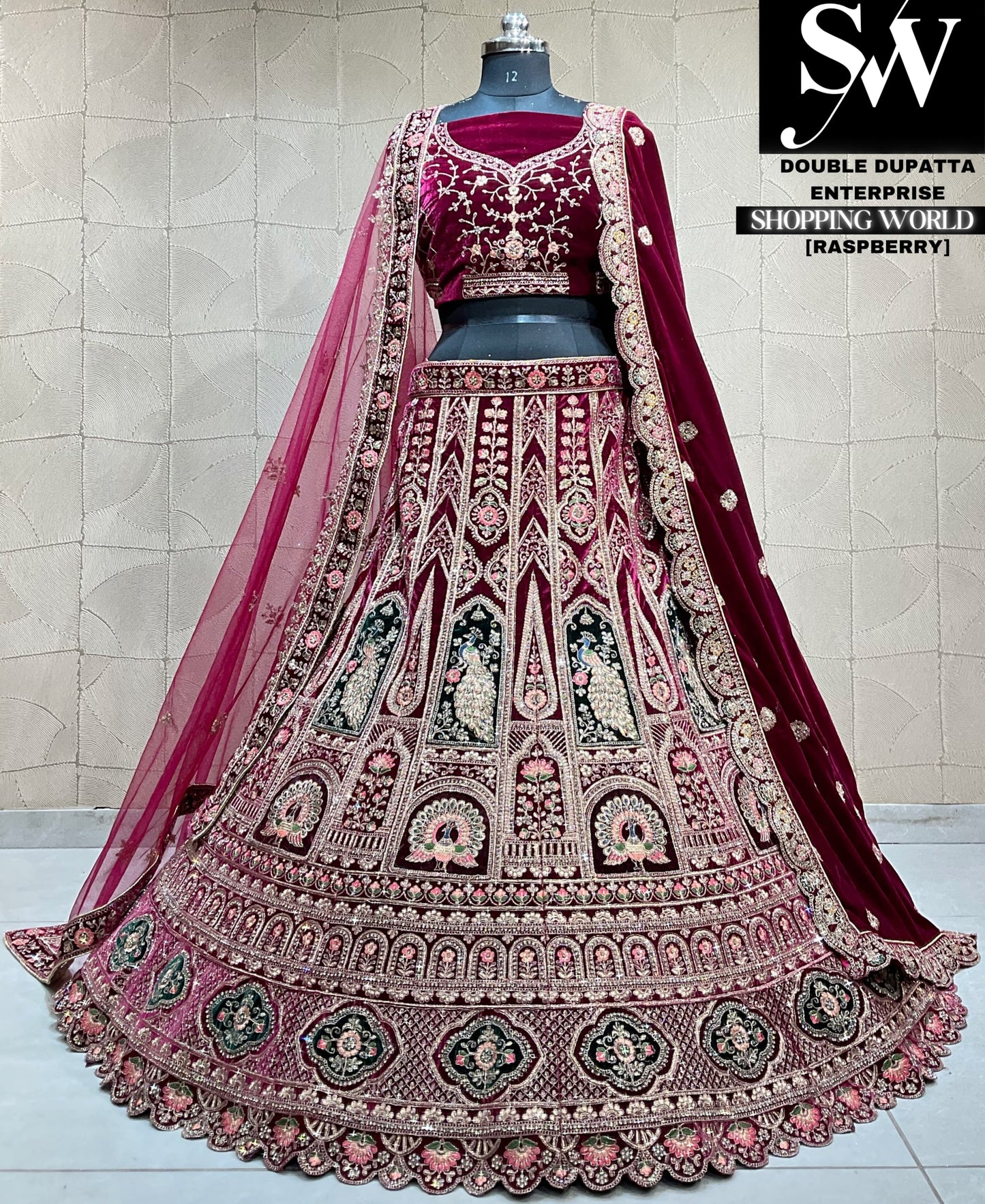 Hermosa lehenga nupcial con doble dupatta