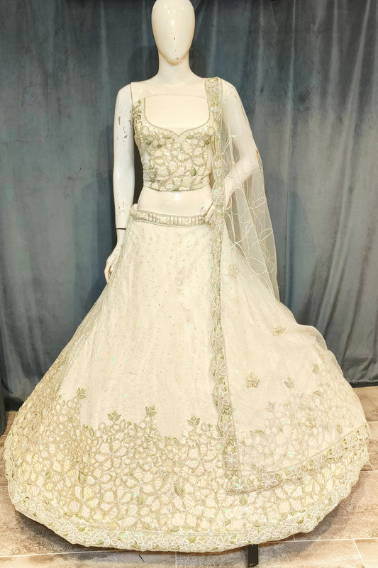 Lehenga majestuosa de color blanco roto