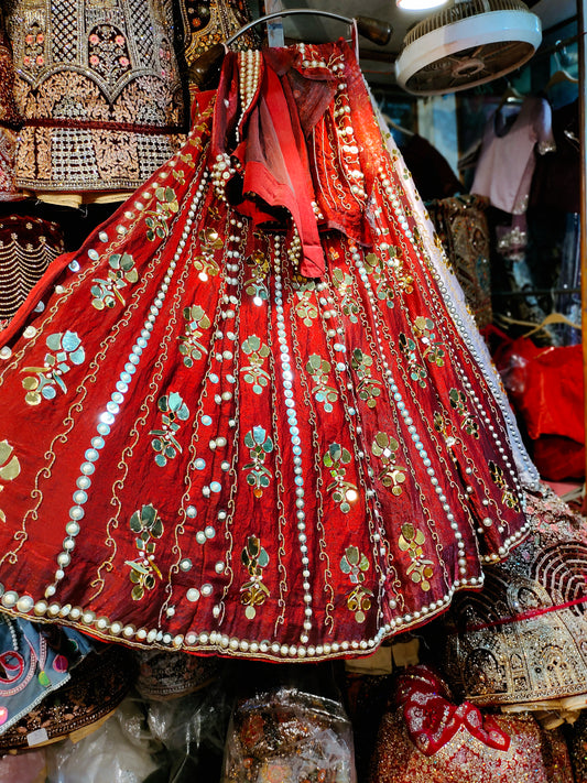 Lehenga con trabajo en secuencia de perlas rojas muy bonitas