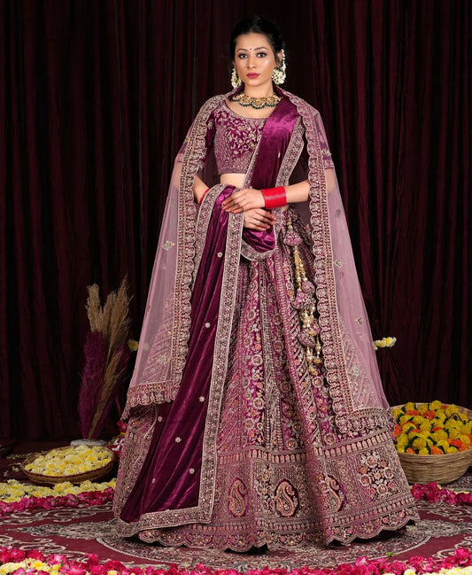 Increíble lehenga nupcial de doble capa en color vino rosado granate