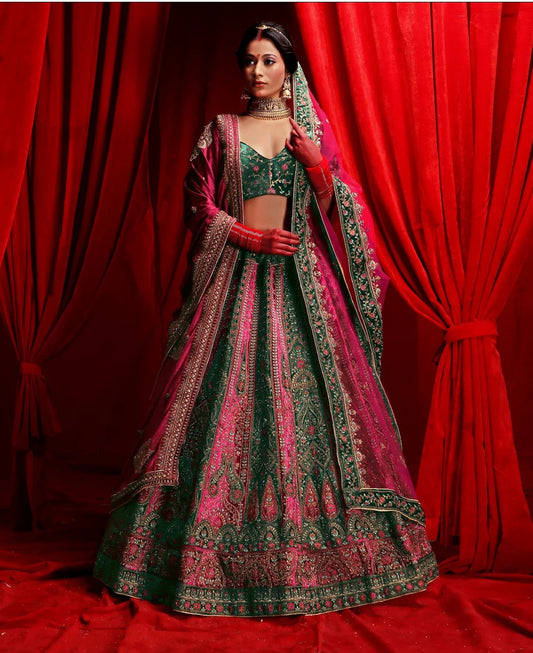 Preciosa lehenga de novia de doble capa en color granate y verde oscuro