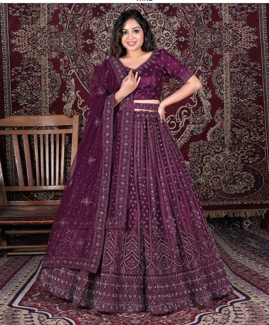 Lehenga majestuosa de color morado oscuro