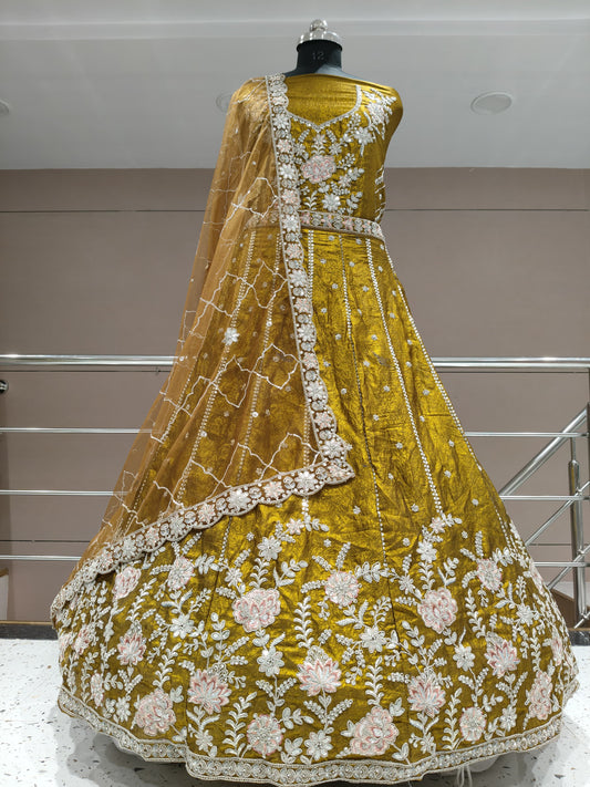 Guau, lehenga amarilla